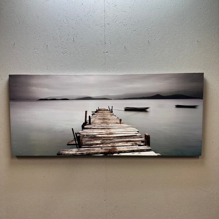 Stor modern väggkonst med brygga och båtar