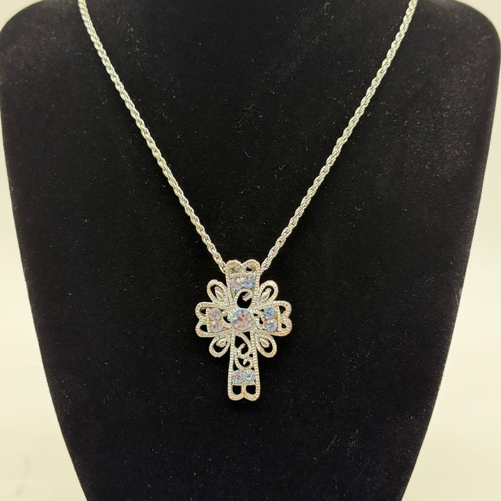 Elegant halsband med ljusblå kristallkors