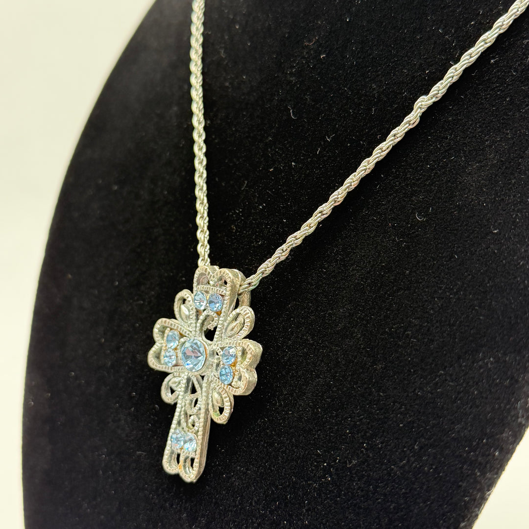 Elegant halsband med ljusblå kristallkors