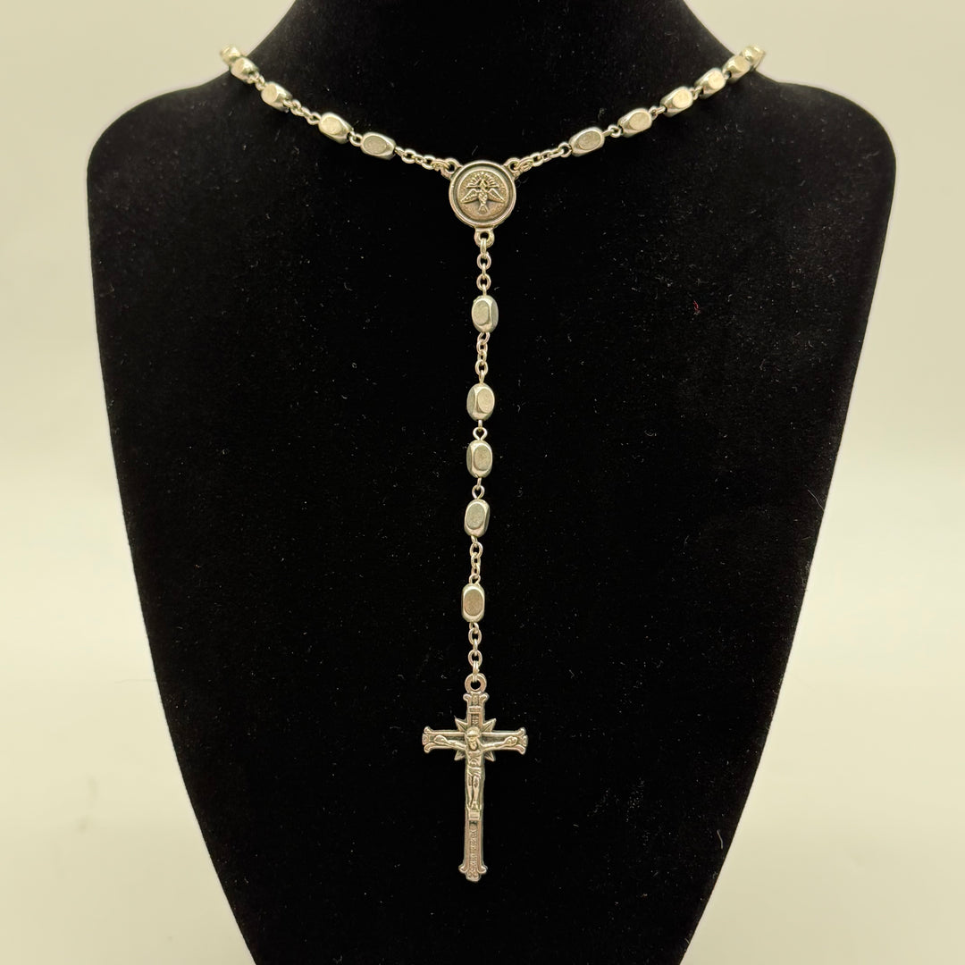 Klassiskt pärlhalsband med korsberlock i silver