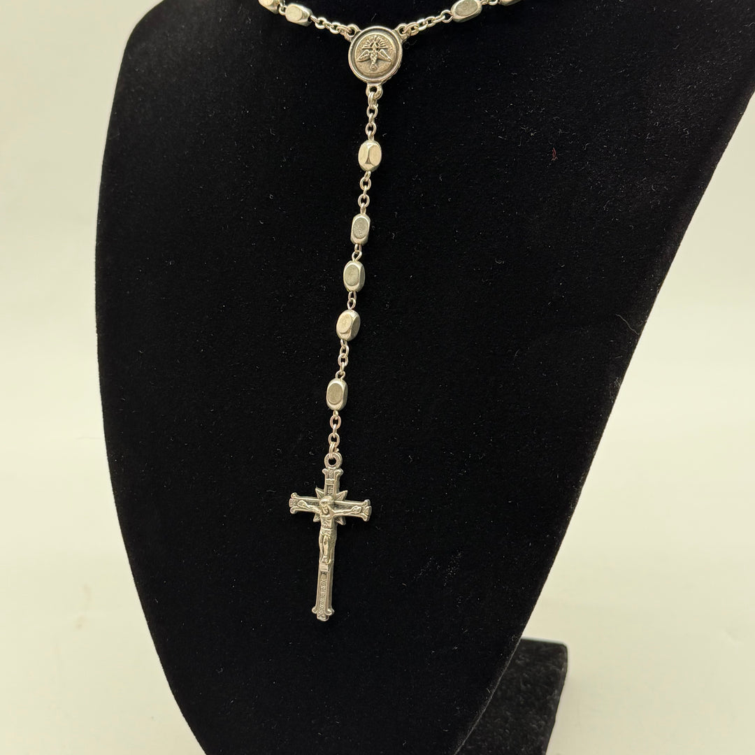 Klassiskt pärlhalsband med korsberlock i silver