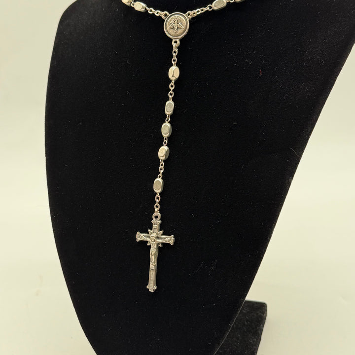 Klassiskt pärlhalsband med korsberlock i silver