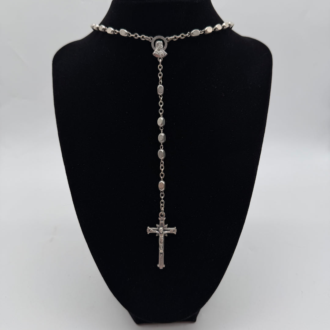 Silverfärgat retro rosenkranshalsband i metal