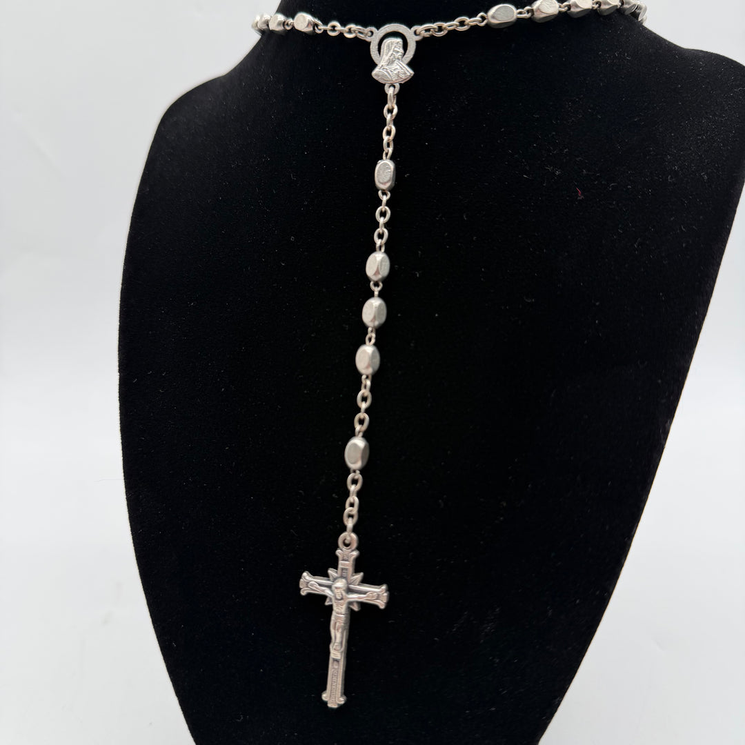 Silverfärgat retro rosenkranshalsband i metal