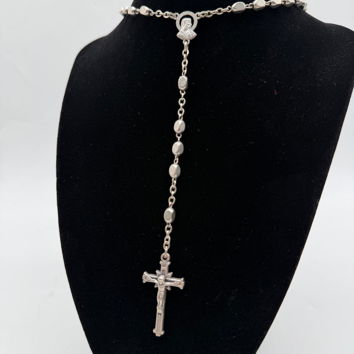 Silverfärgat retro rosenkranshalsband i metal
