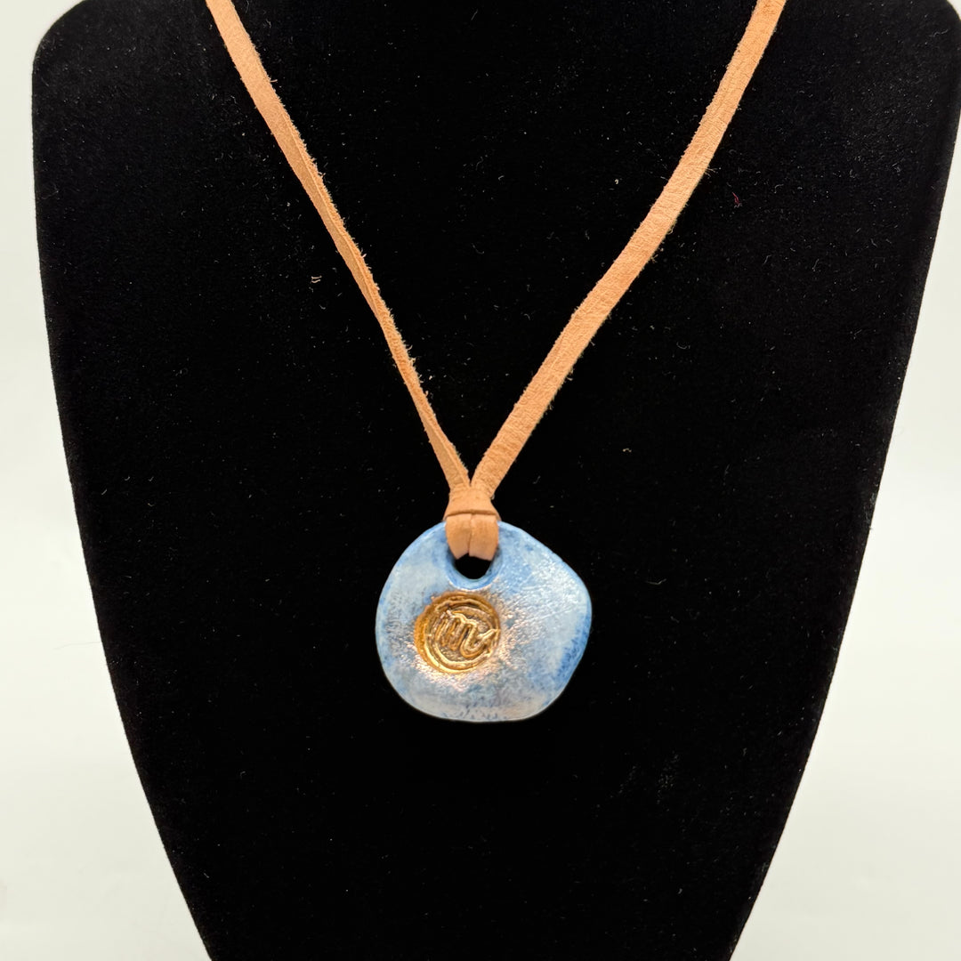 Handgjord blå keramikberlock med gulddetaljer