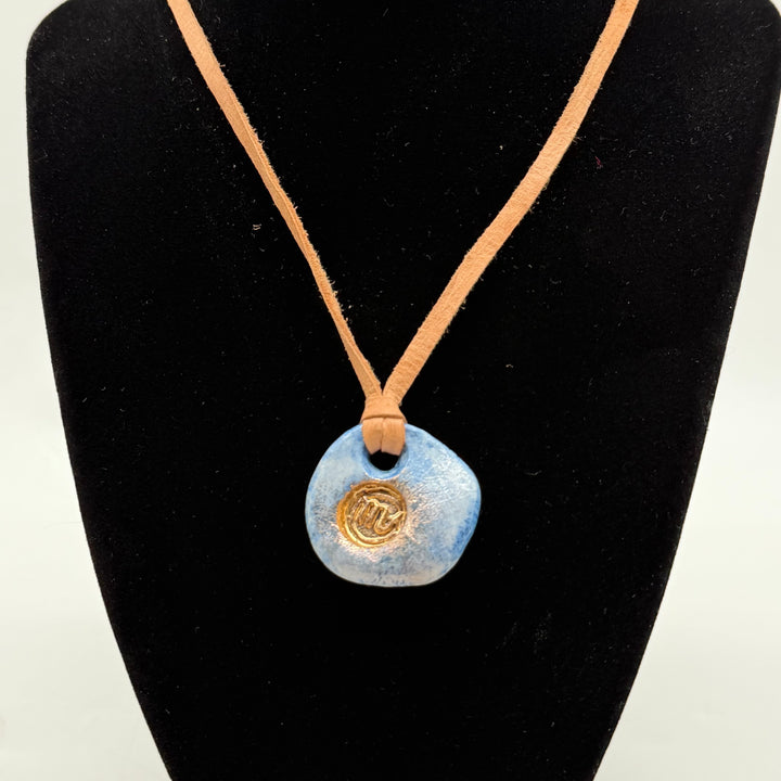 Handgjord blå keramikberlock med gulddetaljer