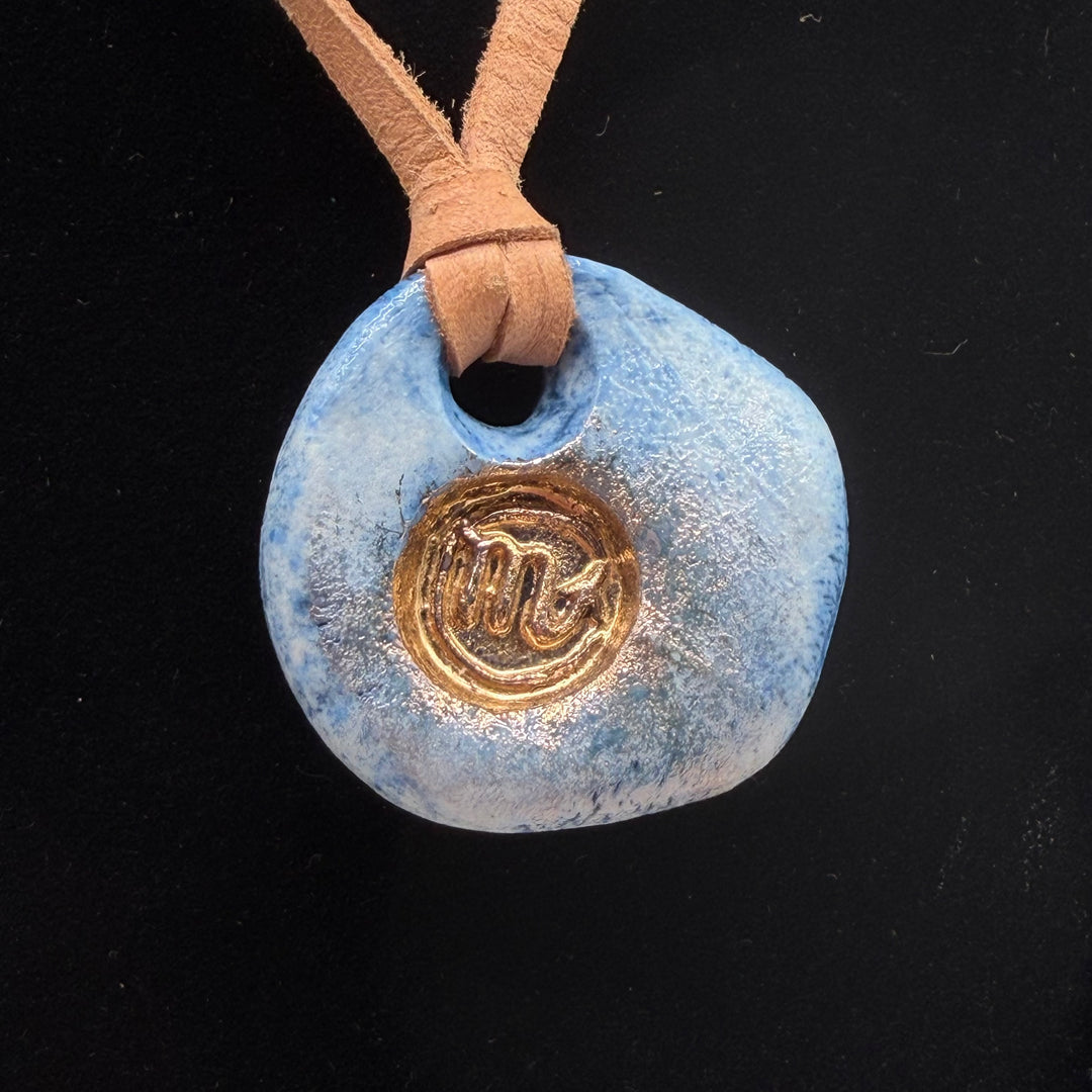 Handgjord blå keramikberlock med gulddetaljer