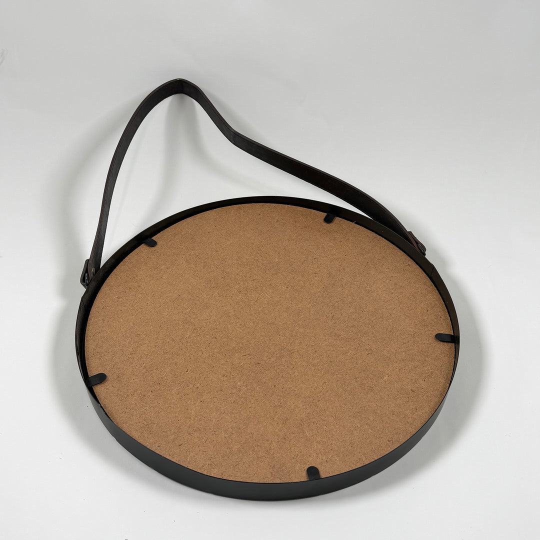 Rund retro spegel med svart ram och läderband