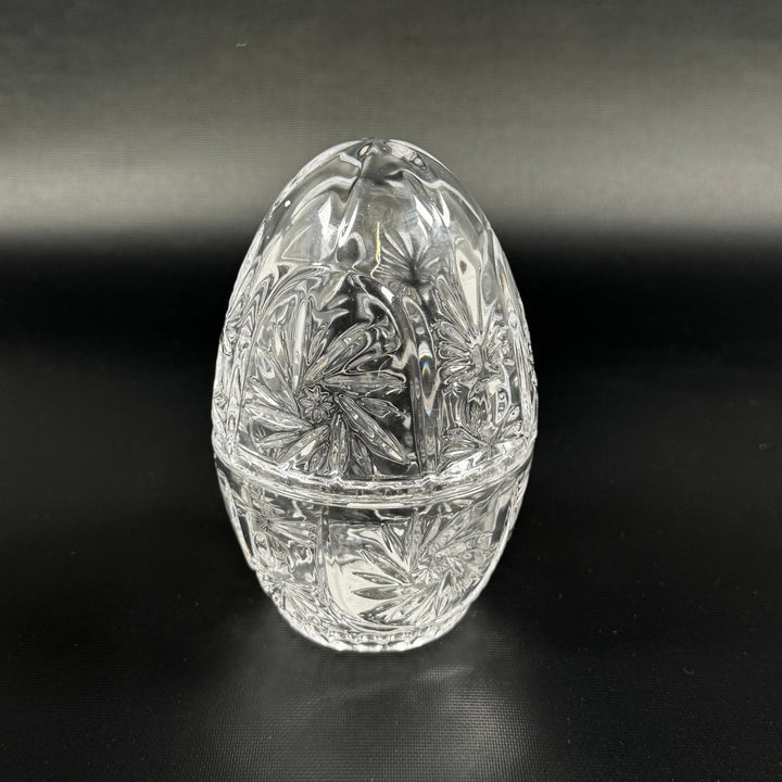 Kristallägg med slipade mönster