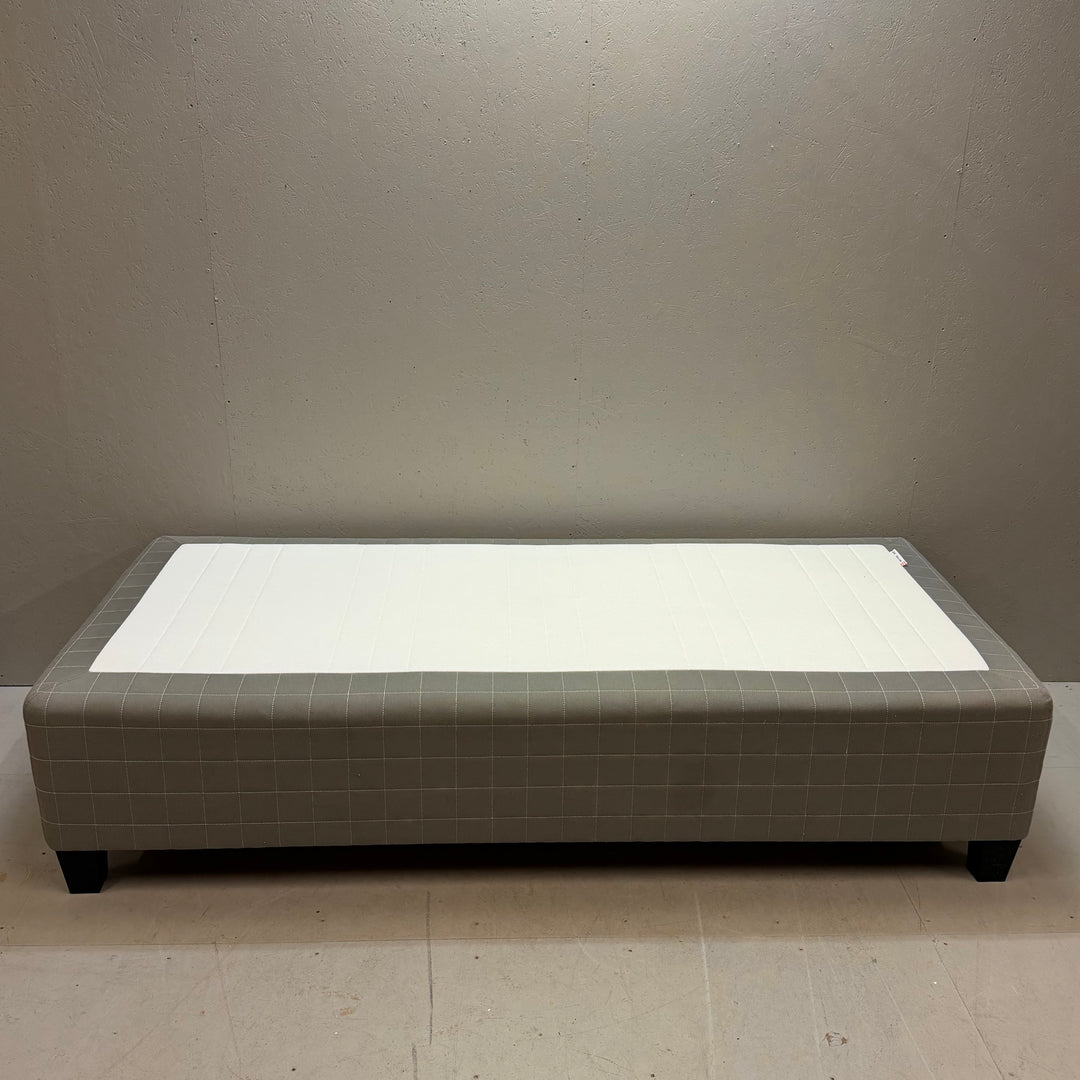 Bekväm enkelsäng IKEA Skotterud – mycket fint skick