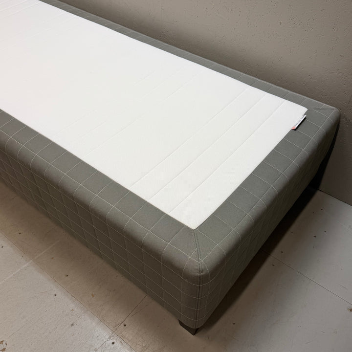 Bekväm enkelsäng IKEA Skotterud – mycket fint skick