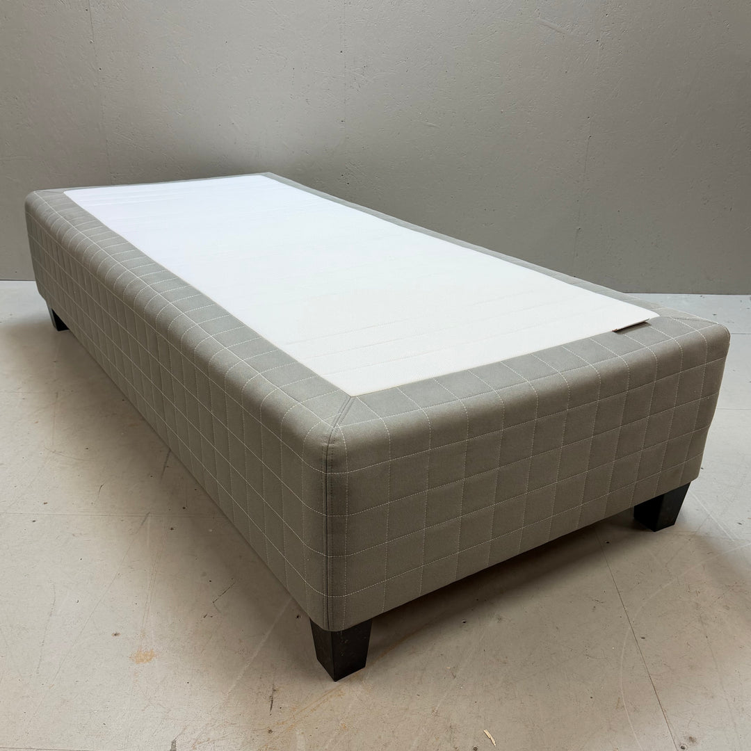 Bekväm enkelsäng IKEA Skotterud – mycket fint skick