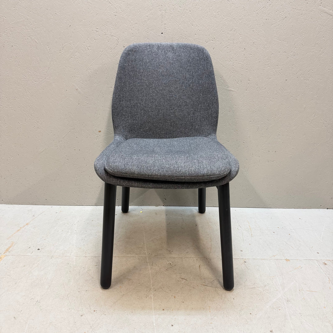 Retro grå textilstol med mörka träben
