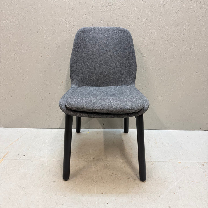 Retro grå textilstol med mörka träben