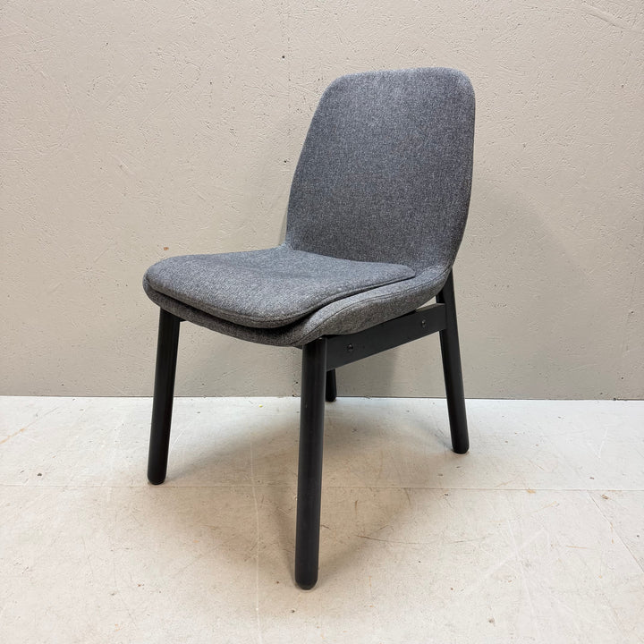 Retro grå textilstol med mörka träben
