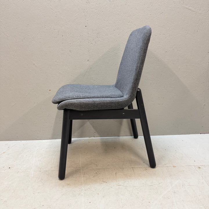 Retro grå textilstol med mörka träben