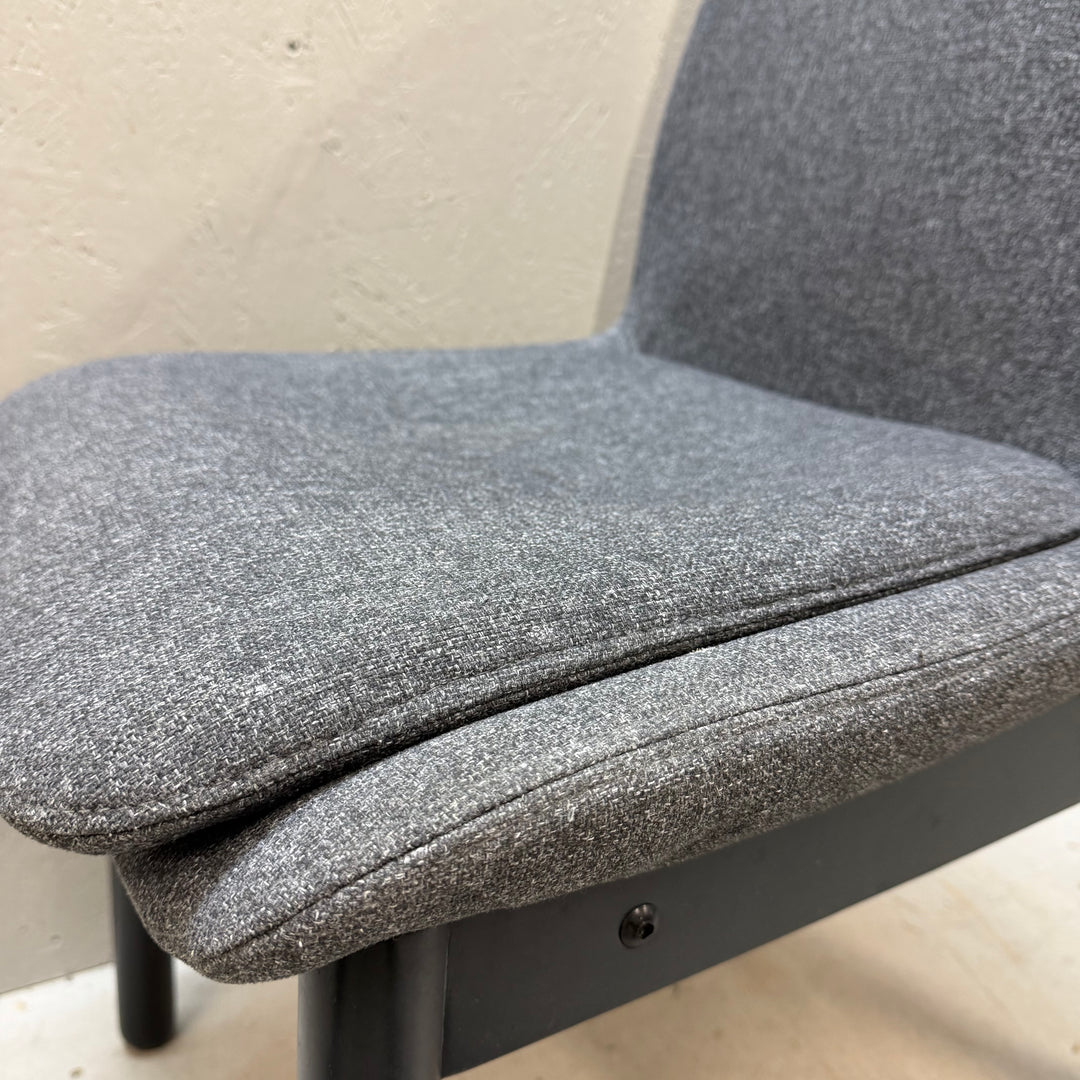 Retro grå textilstol med mörka träben
