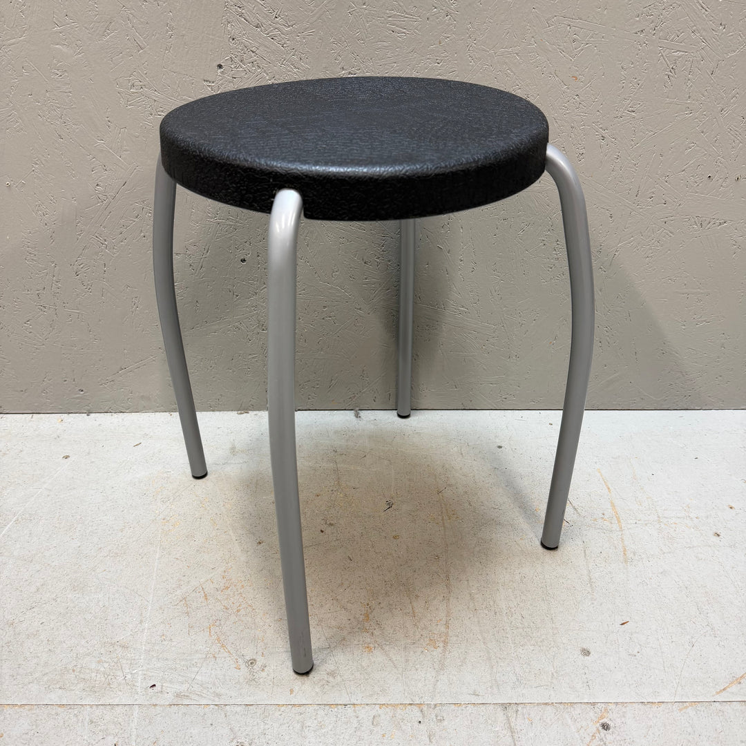 Modern svart pall med metallben i gott skick