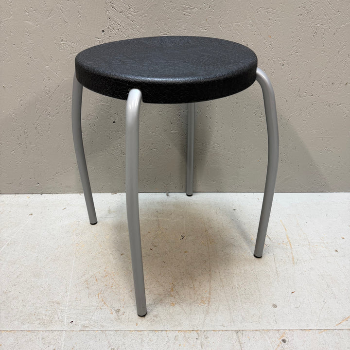 Modern svart pall med metallben i gott skick