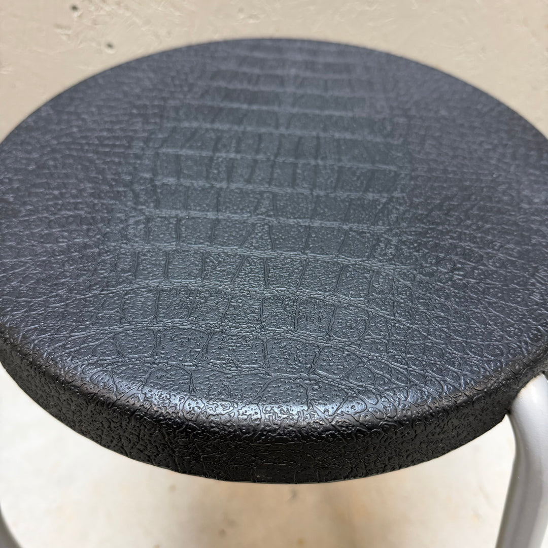 Modern svart pall med metallben i gott skick