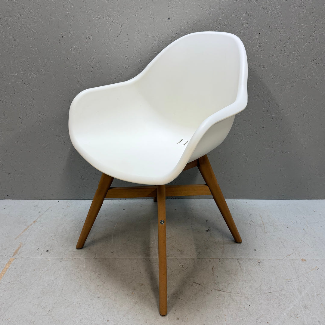 Modern vit IKEA-stol Leifarne i trä plast