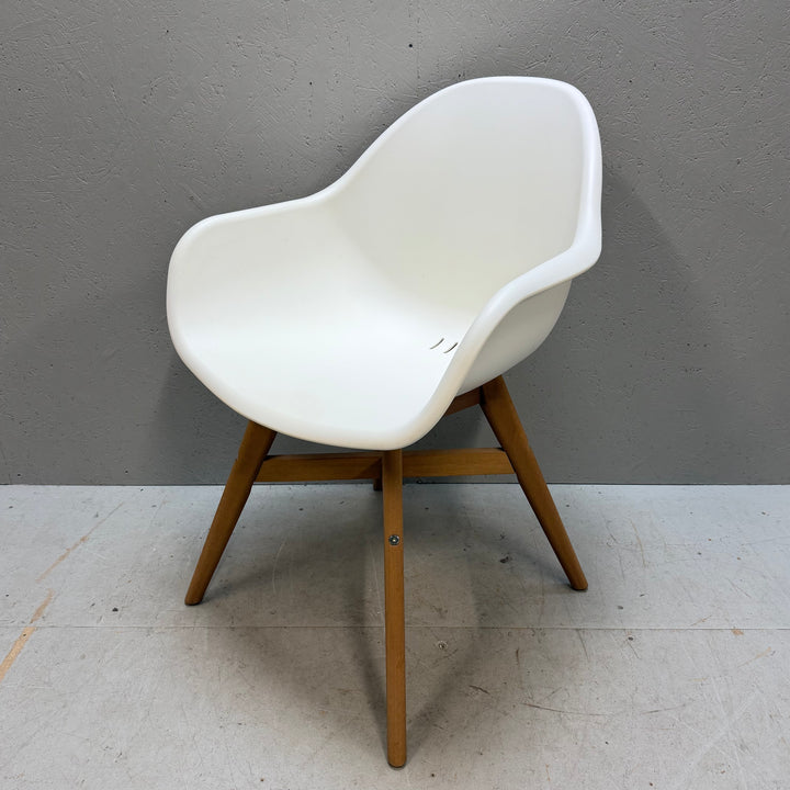 Modern vit IKEA-stol Leifarne i trä plast