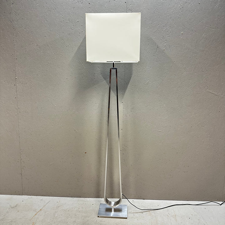Elegant modern golvlampa i metall och glas