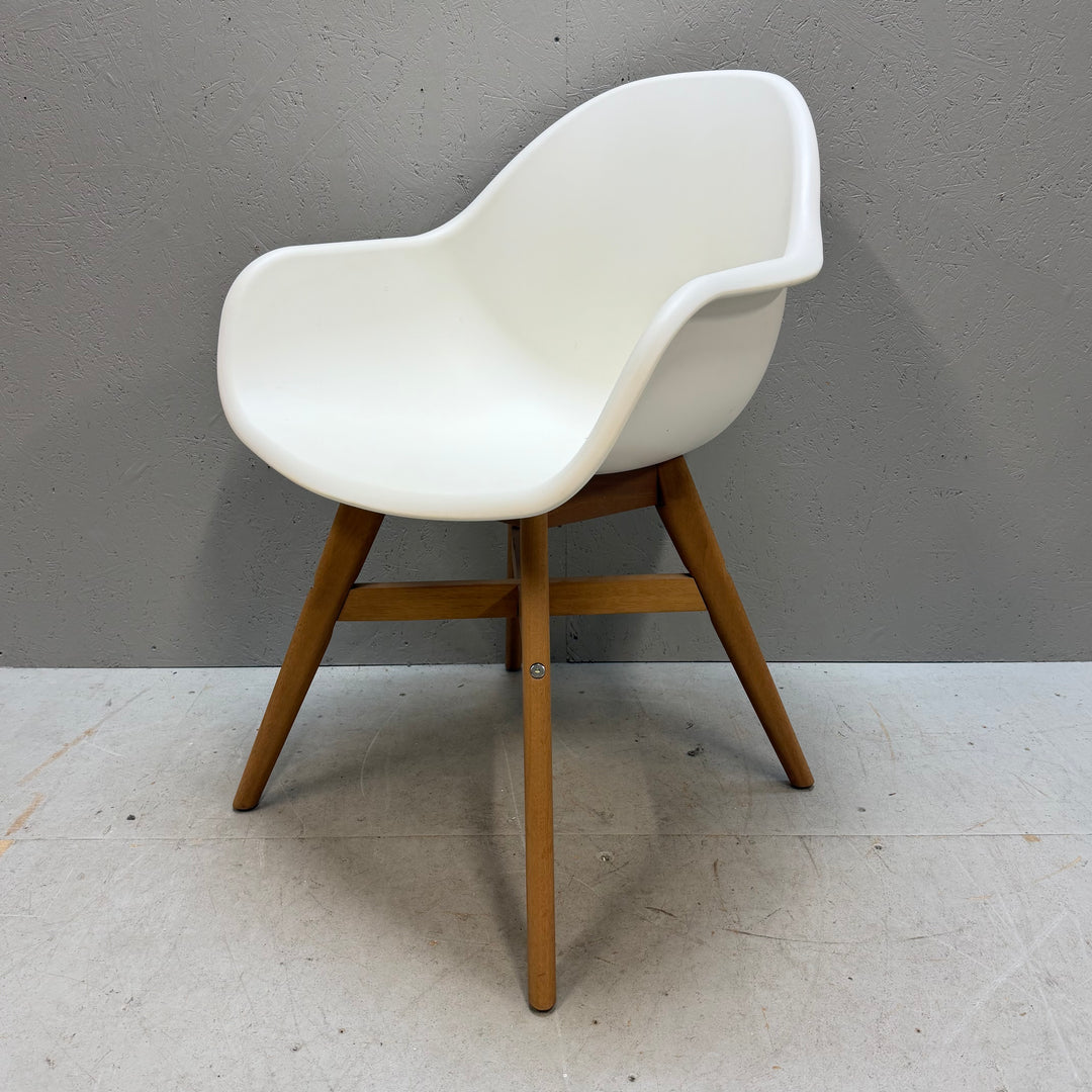 Modern vit IKEA-stol Leifarne i trä plast