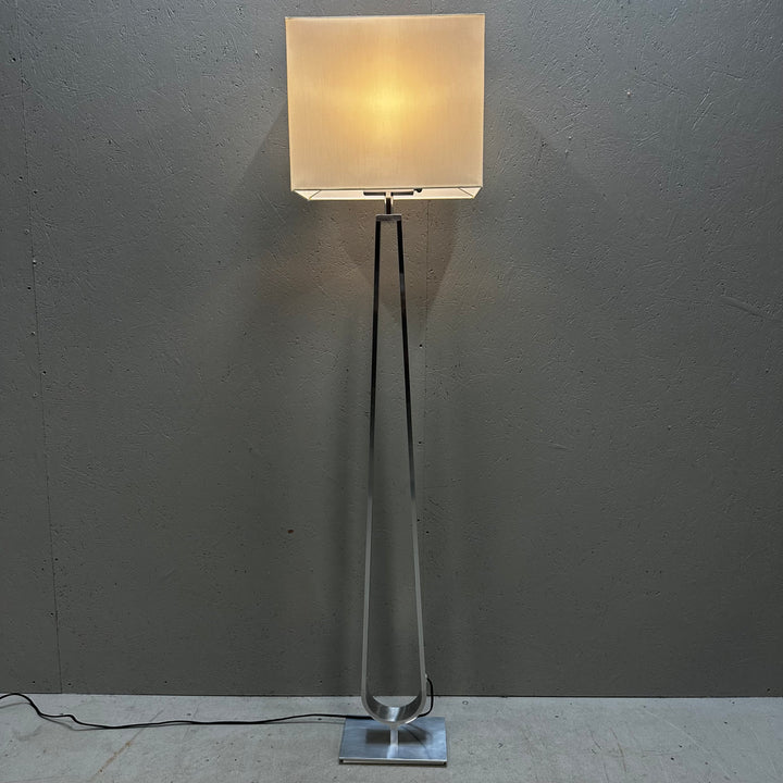 Elegant modern golvlampa i metall och glas