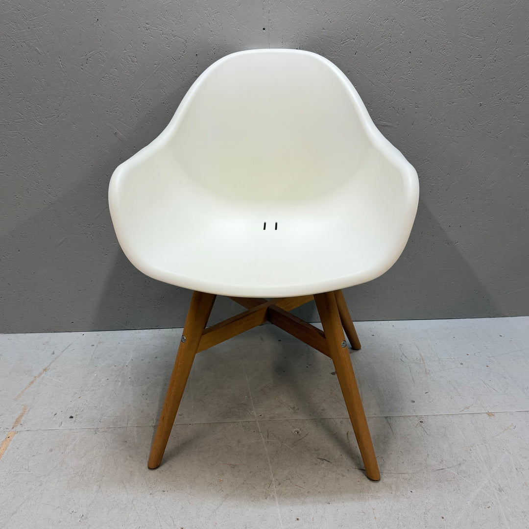 Modern vit IKEA-stol Leifarne i trä plast