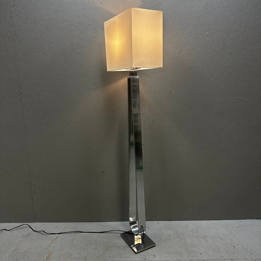 Elegant modern golvlampa i metall och glas