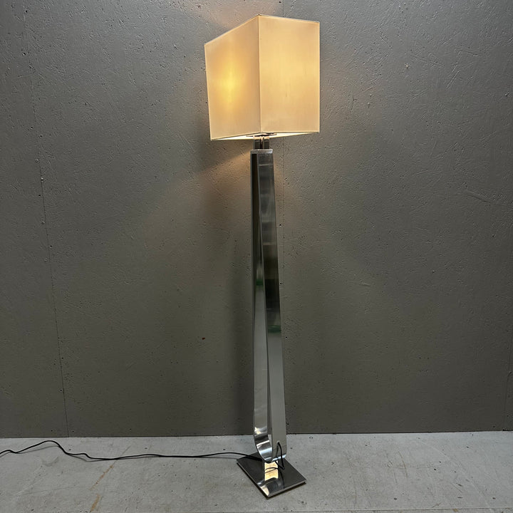Elegant modern golvlampa i metall och glas