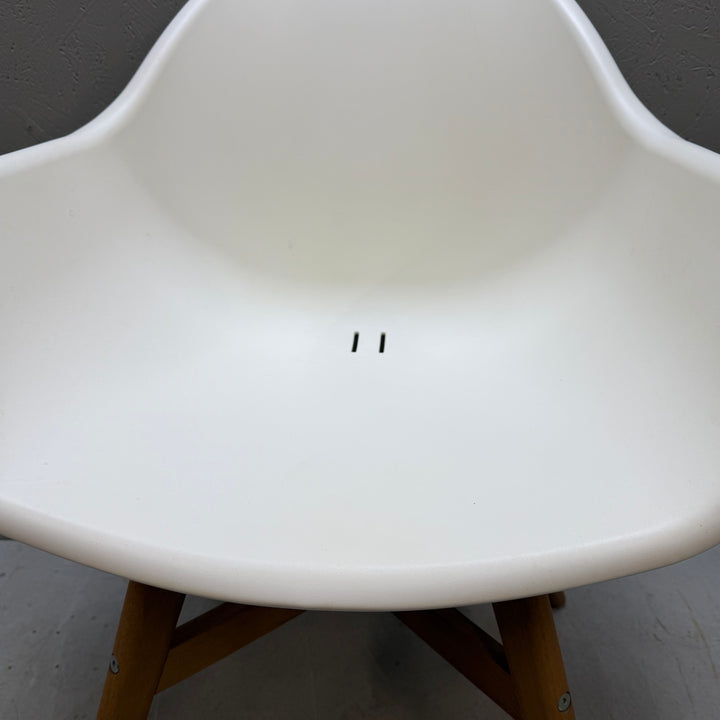 Modern vit IKEA-stol Leifarne i trä plast