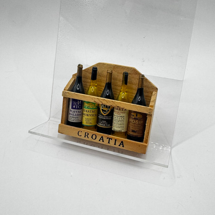Miniatyrflaskor med kroatiskt vin i träställ