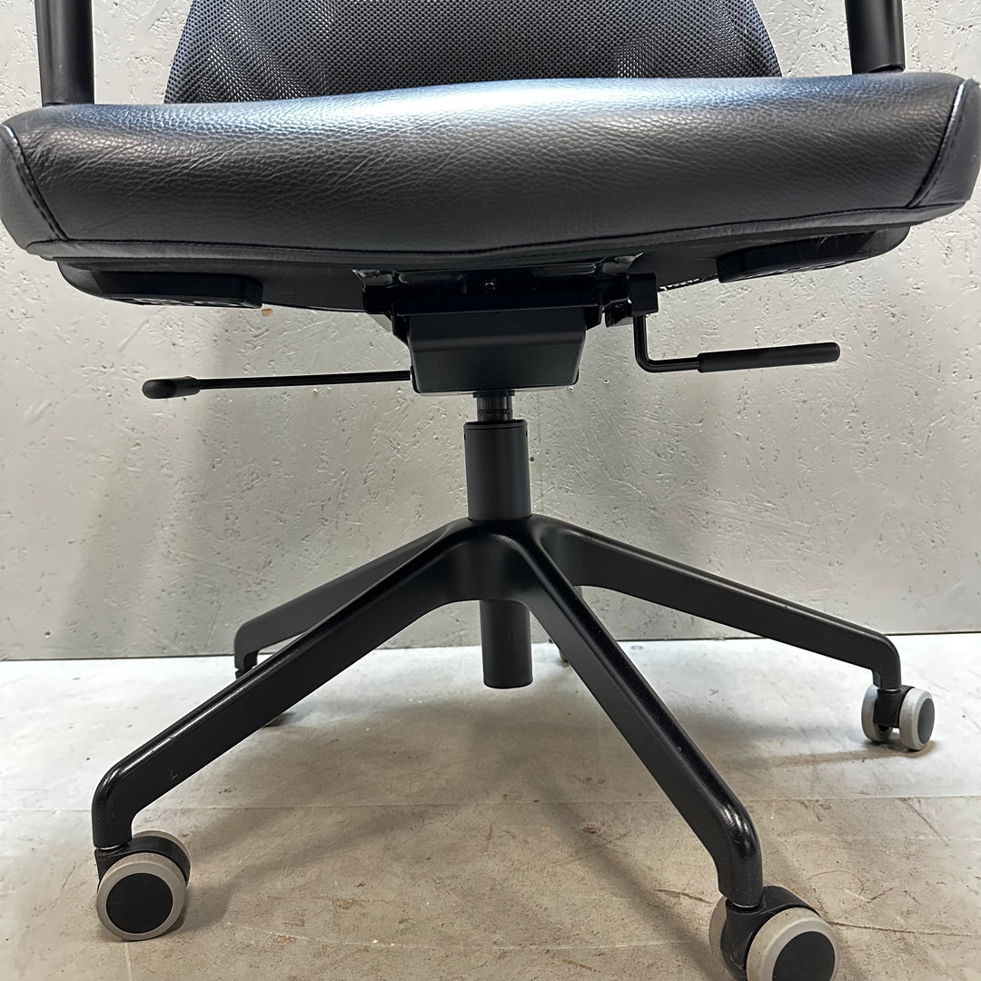 Ergonomisk kontorsstol i läder och nät
