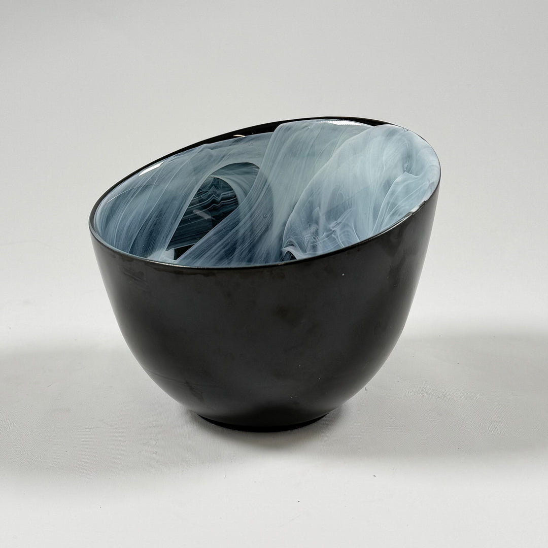 Sofistikerad svart och blå glasskål