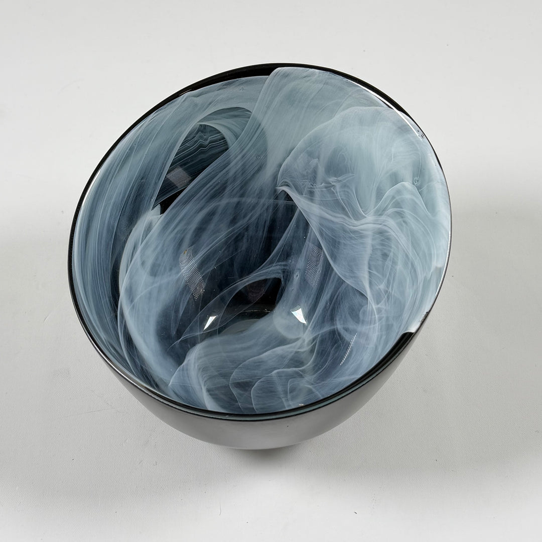 Sofistikerad svart och blå glasskål