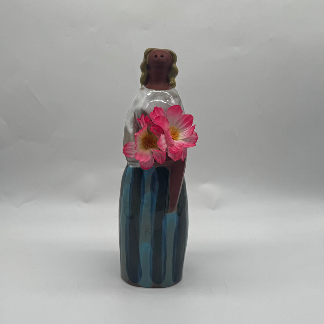 Keramikfigur kvinna med blomdekorationer