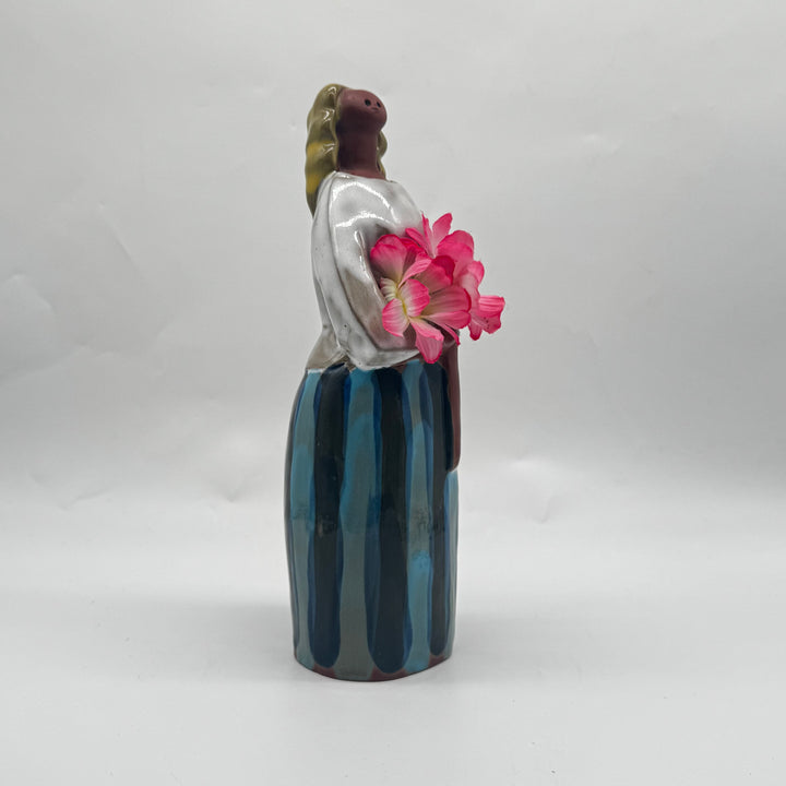 Keramikfigur kvinna med blomdekorationer
