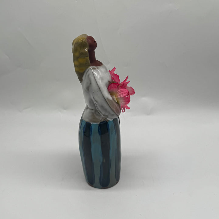 Keramikfigur kvinna med blomdekorationer