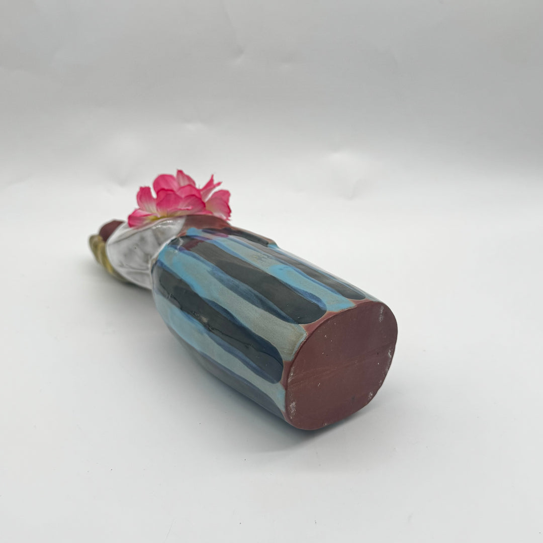 Keramikfigur kvinna med blomdekorationer