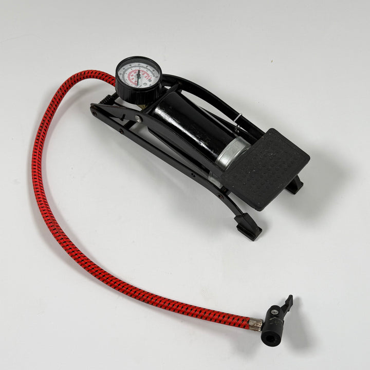 Praktisk och stilren fotpump med tryckmätare