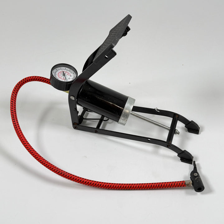 Praktisk och stilren fotpump med tryckmätare