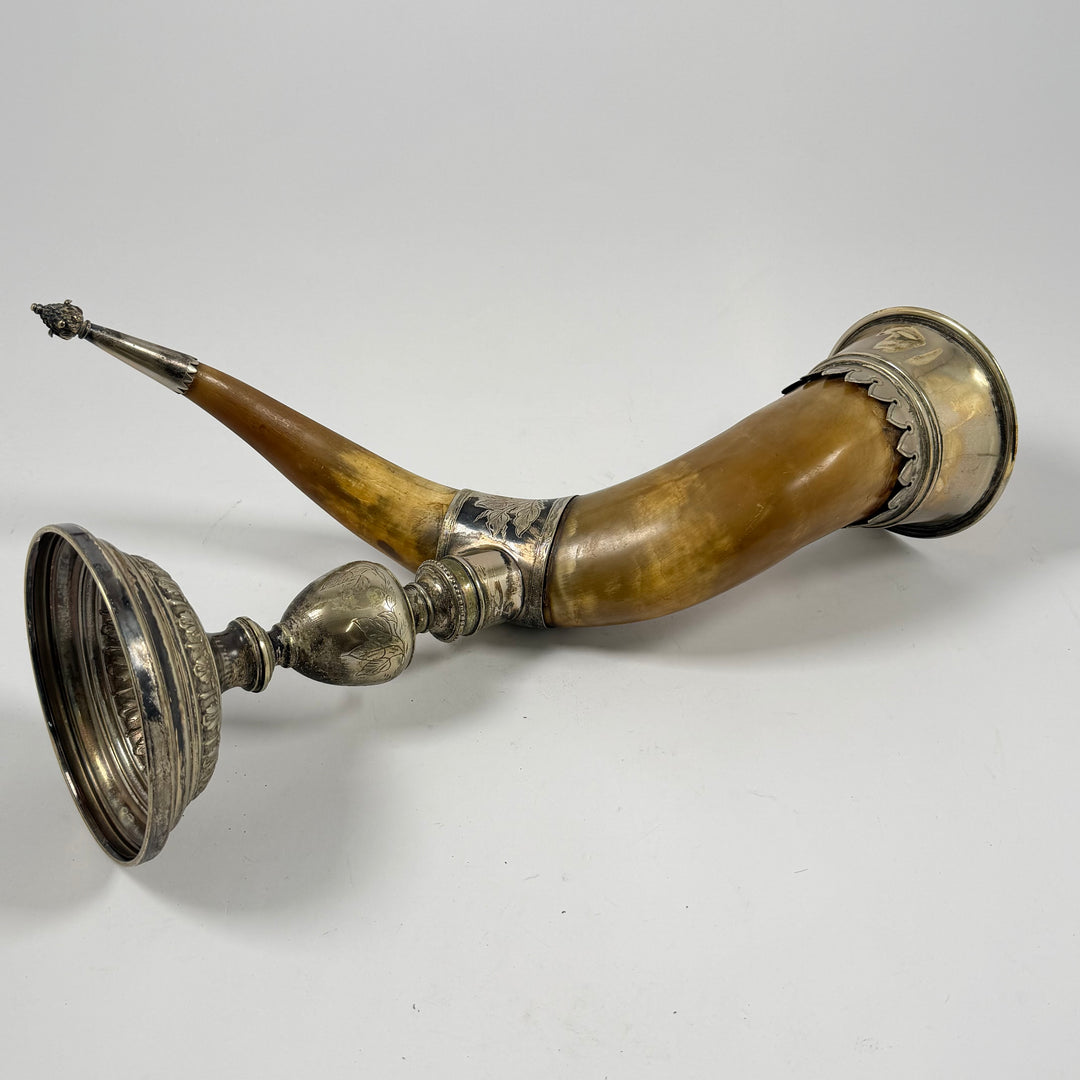 Vintage dryckeshorn i naturhorn på fot