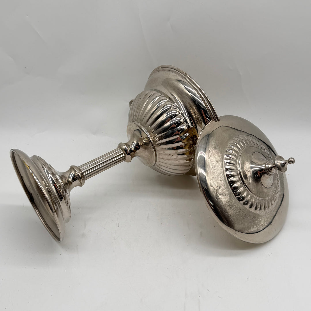 Retro silverfärgad skål på fot med lock