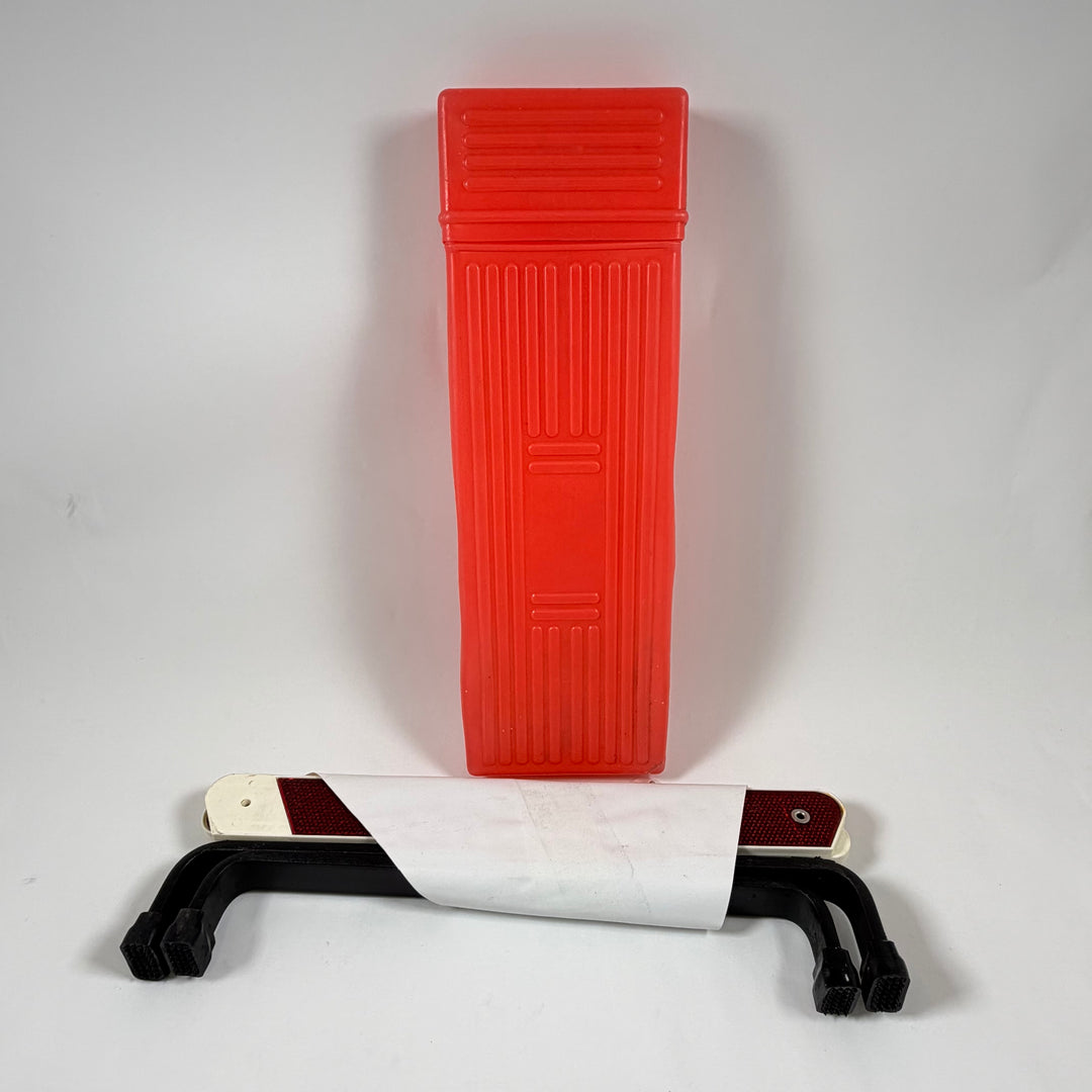 Retro röd reflextriangel i plast och metall