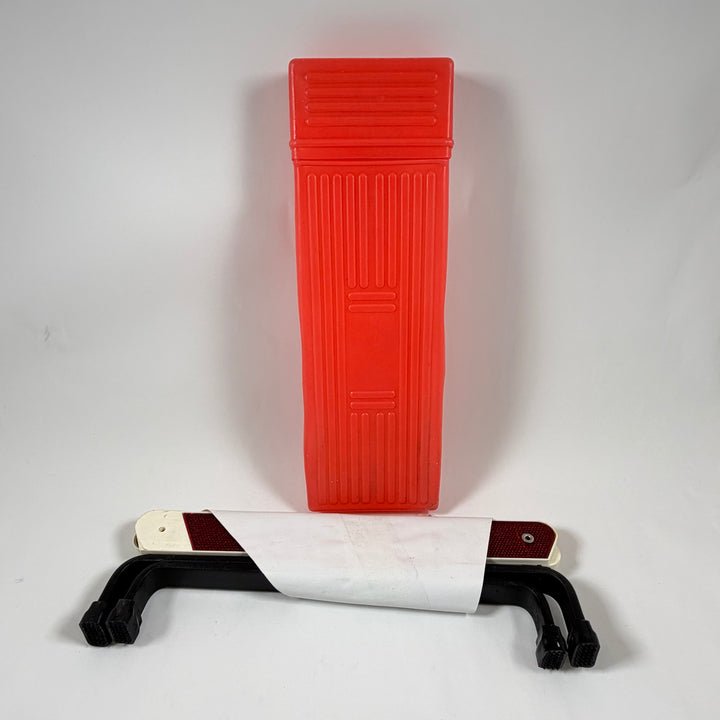 Retro röd reflextriangel i plast och metall