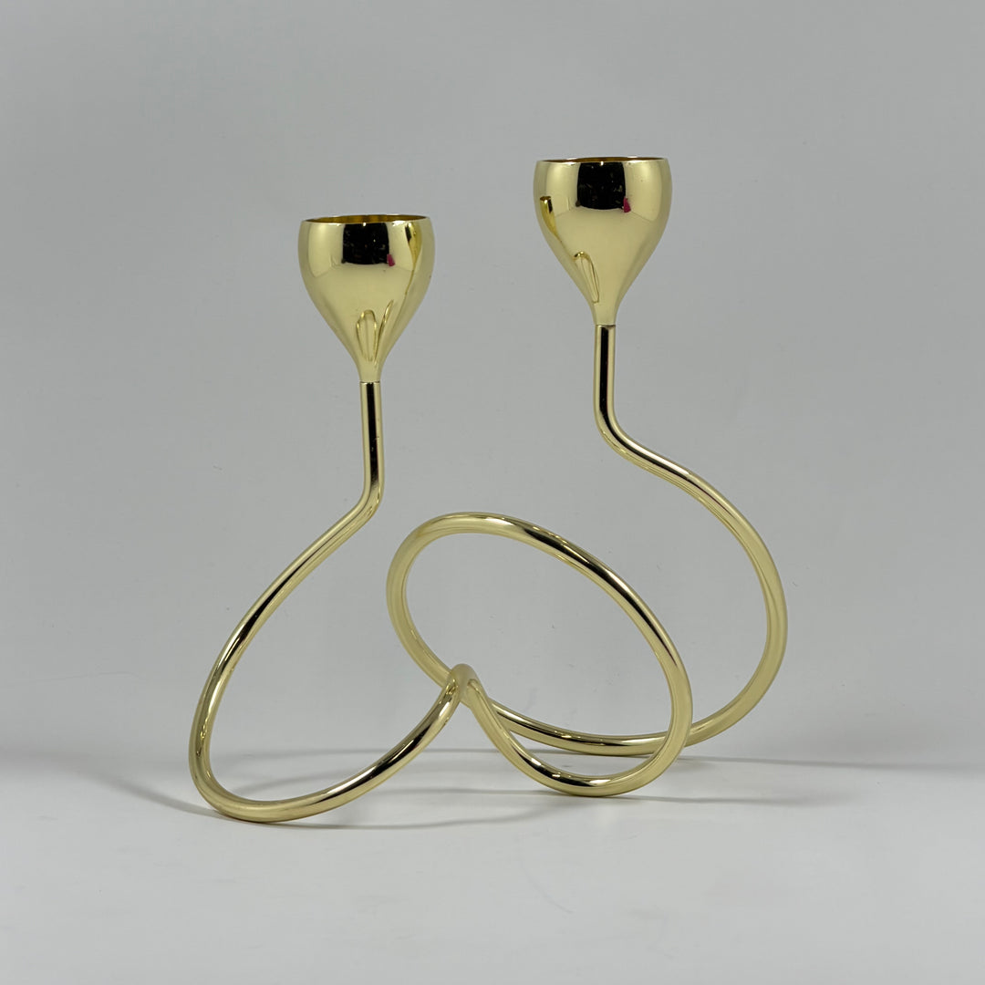 Moderna eleganta ljusstakar i metall med guldfinish