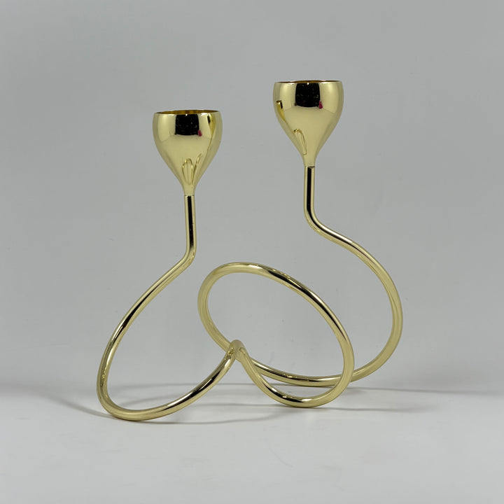 Moderna eleganta ljusstakar i metall med guldfinish